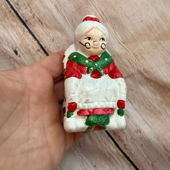 Vintage Santa Claus & Mrs. Claus Ceramic Salt & Pepper Shakers Christmas Holiday - Picture 6 of 9